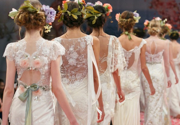 Девушки в свадебных платьях со спины (36 фото)